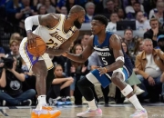 国王三巨头联手，詹姆斯得分突破，关键时刻神级表现冲击季后赛！的简单介绍