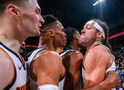 雄鹿绝杀时刻，掘金点燃赛场，浓眉哥迎来胜利！