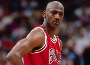 包含莱万多夫斯基连续十二场比赛得分超过惊险取胜，公牛挑战极限！的词条